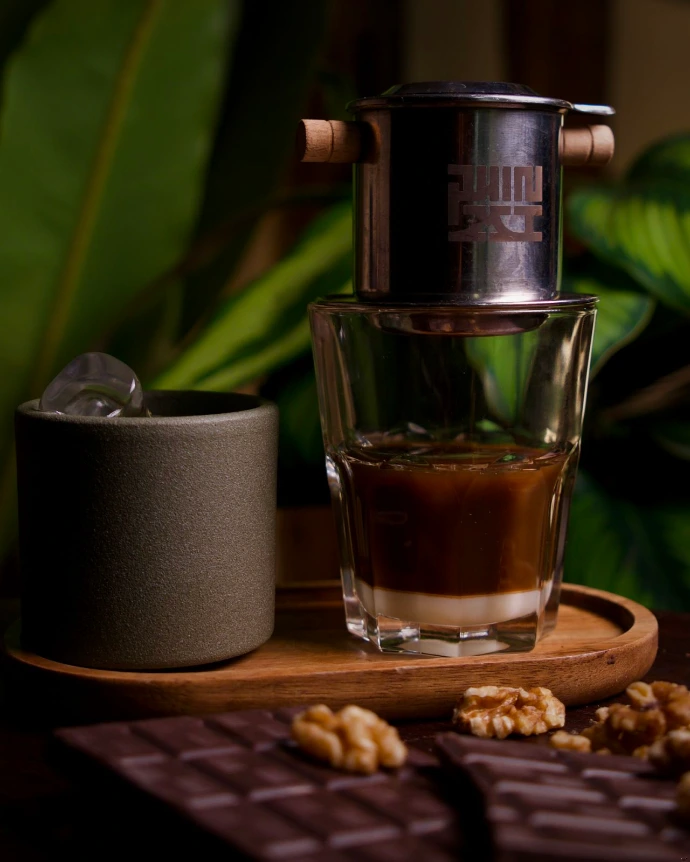 verre de café vietnamien glacé avec lait concentré et glaçons